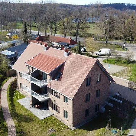 Large Haussee Modern Retreat *