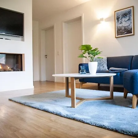 Large Haussee Modern Retreat